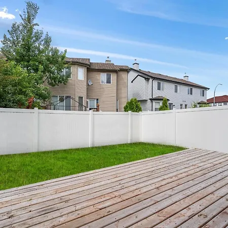 Modern House With Private Backyard & Fireplace Calgary Exterior photo