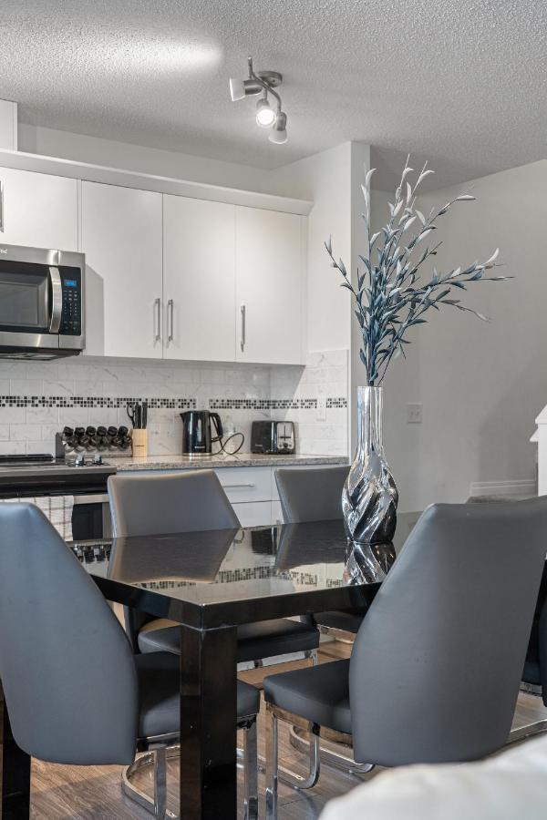 Modern House With Private Backyard & Fireplace Calgary